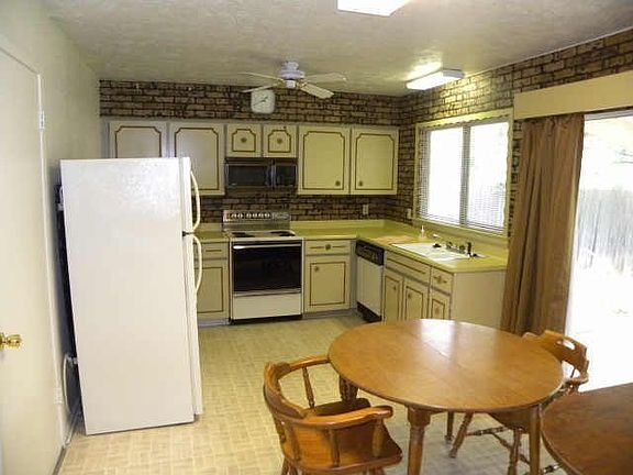 2nd image of 617 Sweetbriar Dr