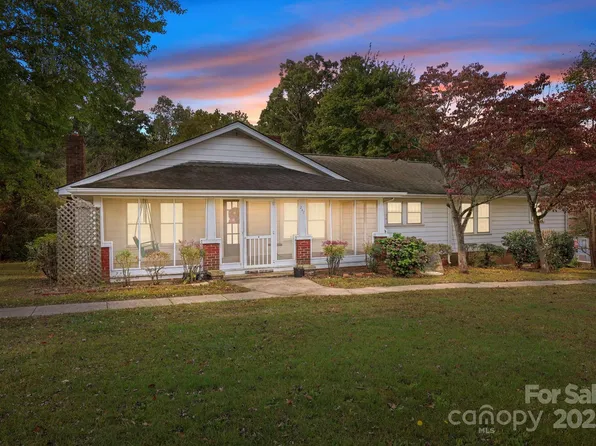 247 N Main St, New London, NC 28127