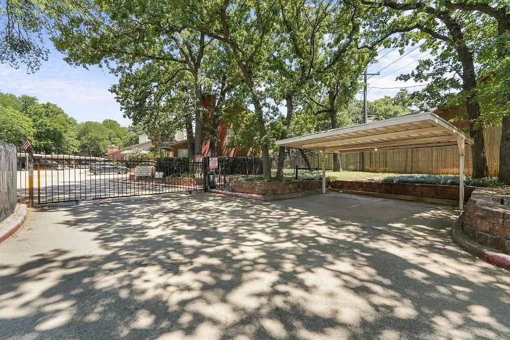 2 bed, 912 sqft, $1,425 — Photo 2