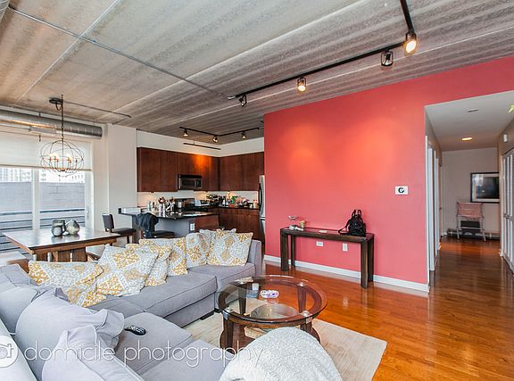 2nd image of 873 N Larrabee St #Pk-5
