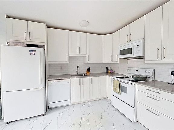 3rd image of 1305 Glenmore Trl E #101