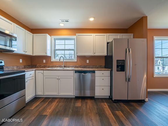 3rd image of 202 W Chestnut St