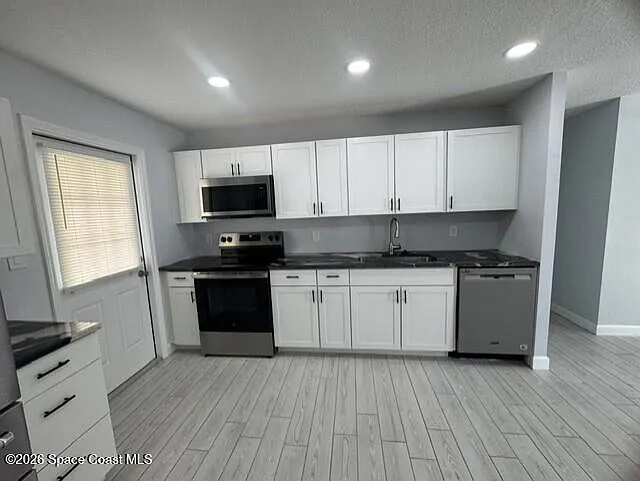 5 bed, 3.0 bath, 1400 sqft, $2,150 — Photo 3