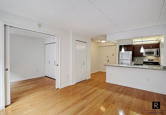 3rd image of 555 W 23rd St APT N6r