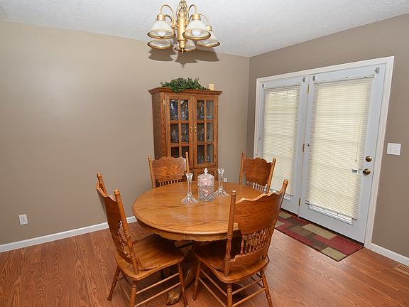 4th image of 130-130 Sugartree Ln