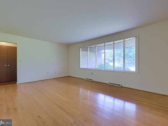 5th image of 2455 Sutton Rd
