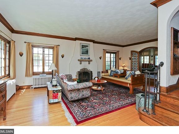 3rd image of 2147 Saint Clair Ave