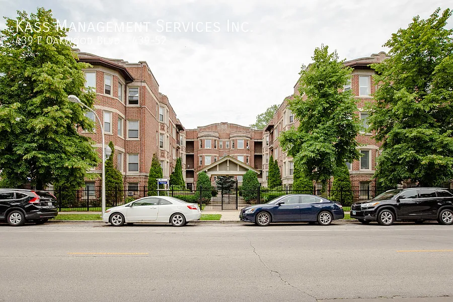427-39 E Oakwood Blvd — Photo 2