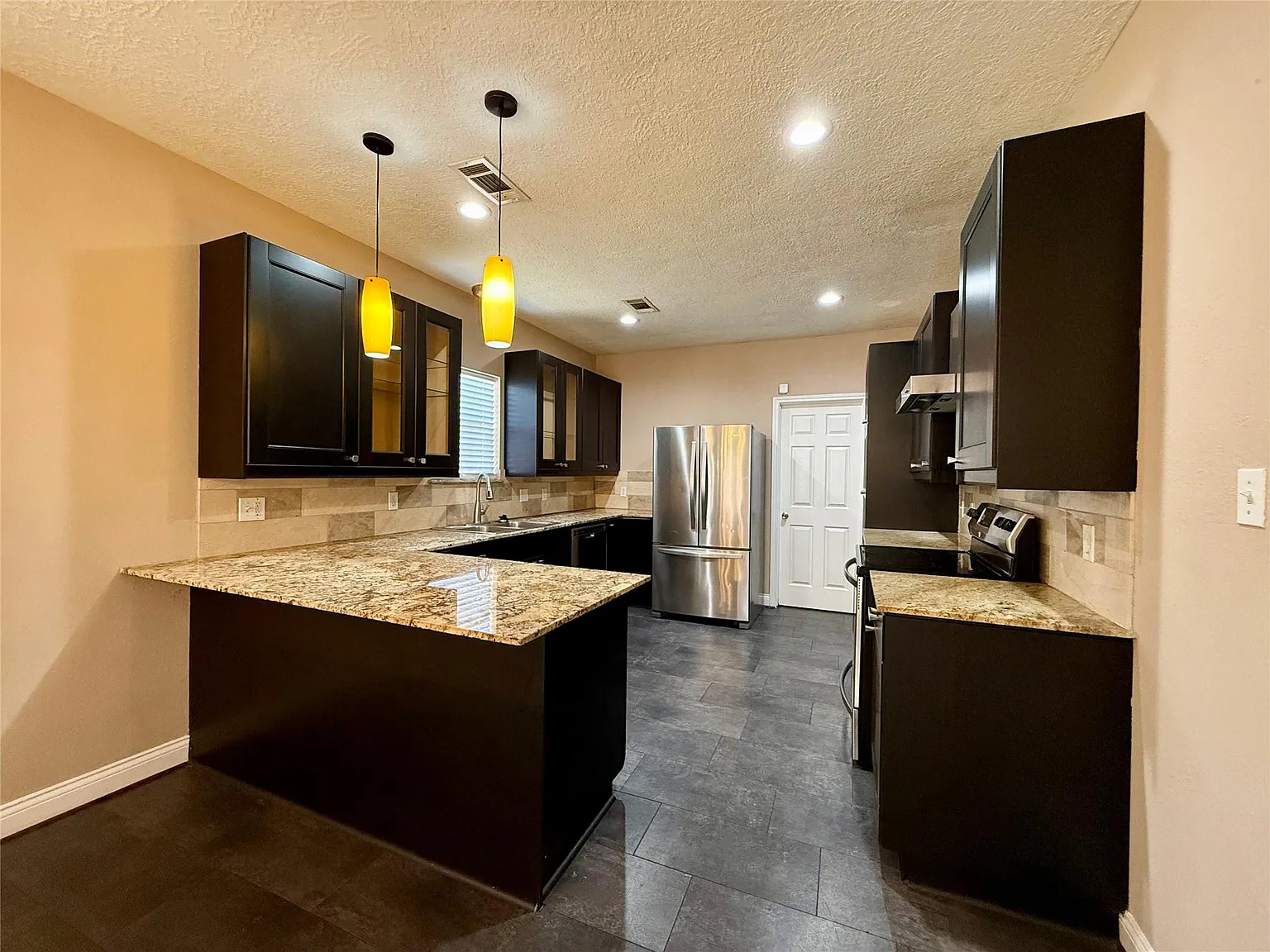2 bed, 1.0 bath, 1170 sqft, $1,999 — Photo 3
