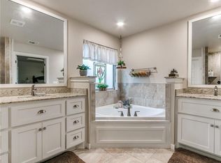 10529 SW 52nd St, Mustang, OK 73064