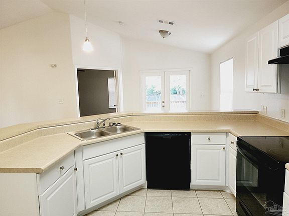 4th image of 80 Woodland St