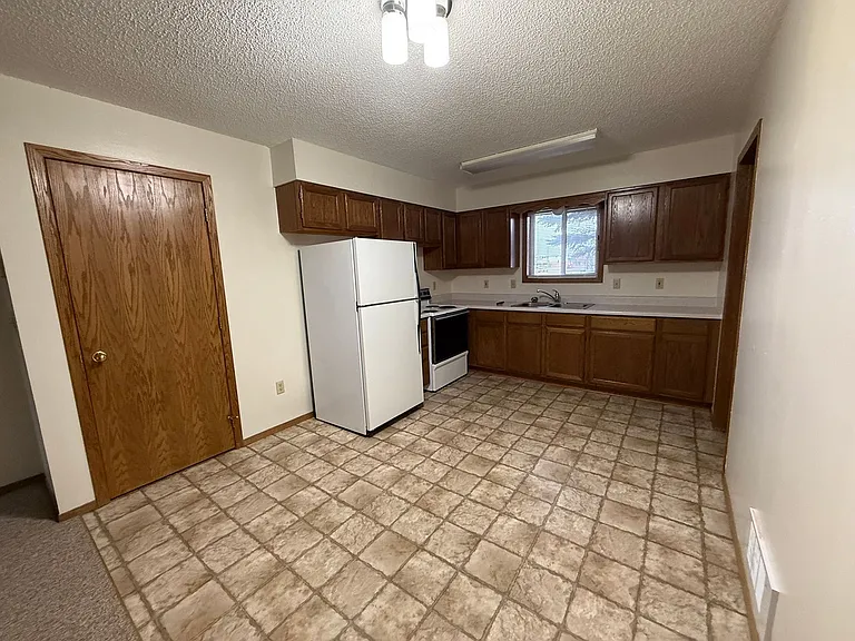 213 19th St SE — Photo 2