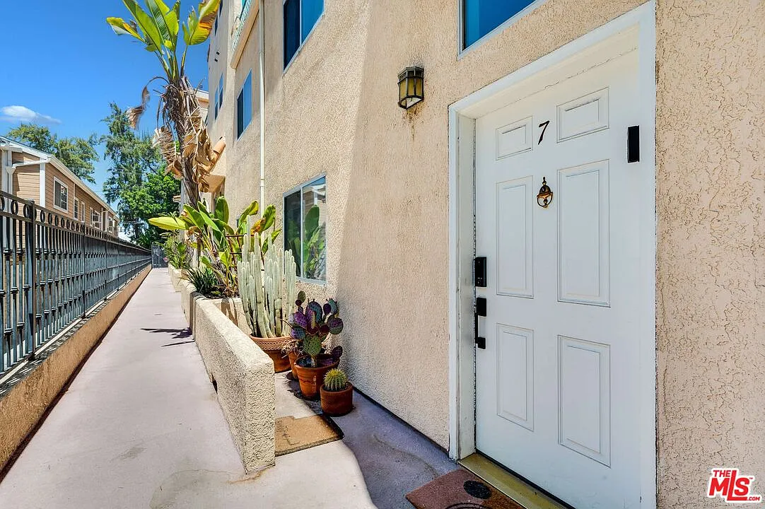 2 bed, 3.0 bath, 1748 sqft, $4,300 — Photo 2