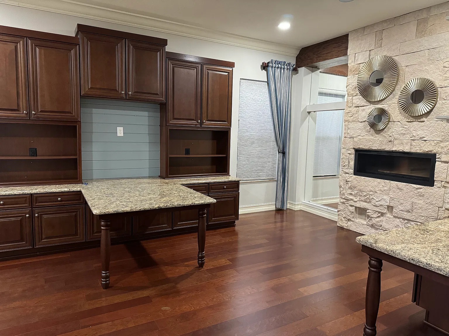 4 bed, 4417 sqft, $5,975 — Photo 3