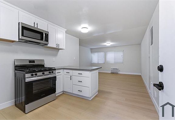 4th image of 1701 S Westmoreland Ave #12