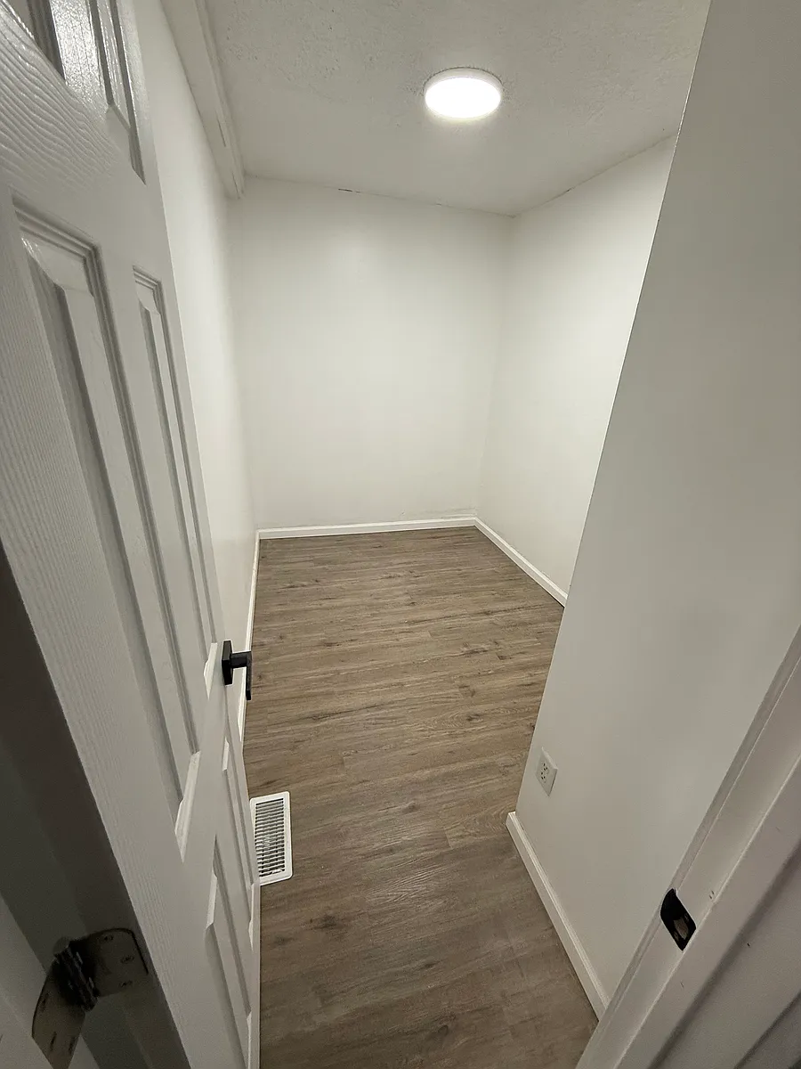 Building Photo - 155 Fernwood Ave