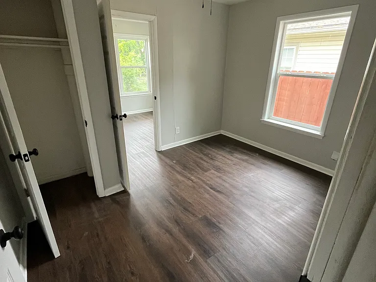 927 E Symmes St — Photo 9