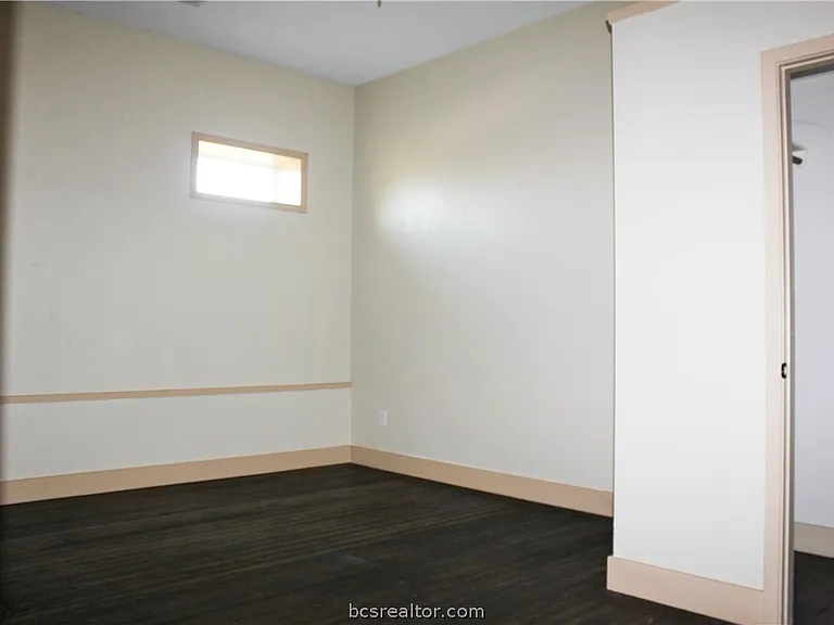 100 E Buck St #B — Photo 14