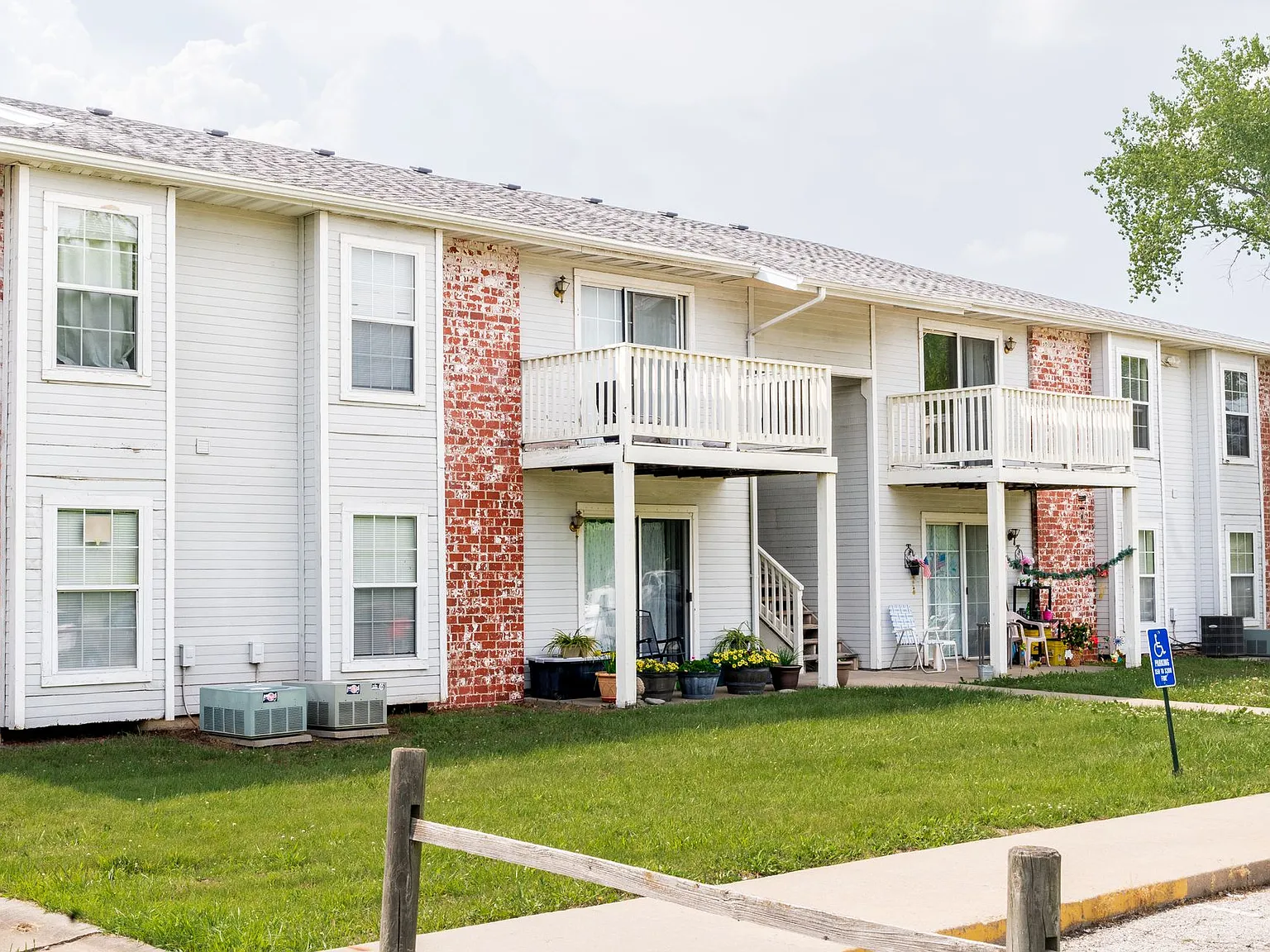 Lynn Park Apartments Welcome to historic Excelsior Springs! — Photo 1