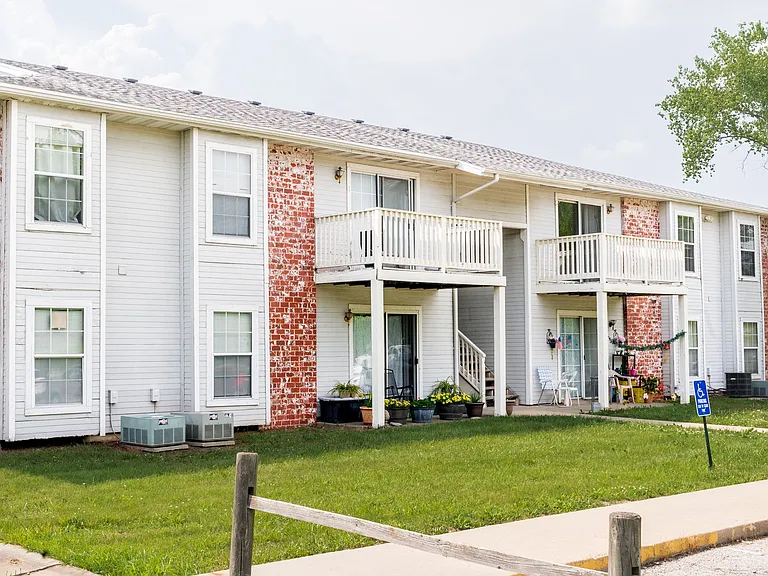 Lynn Park Apartments Welcome to historic Excelsior Springs! — Photo 1