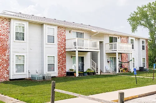 Lynn Park Apartments Welcome to historic Excelsior Springs! Photo 1