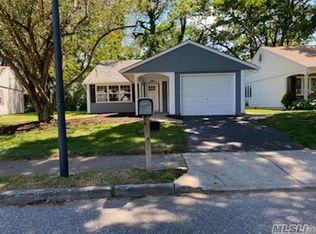 182 Edinburgh Dr, Ridge, NY 11961