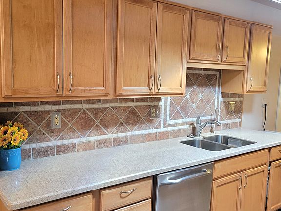 3rd image of 11075 W EDGEWOOD Drive