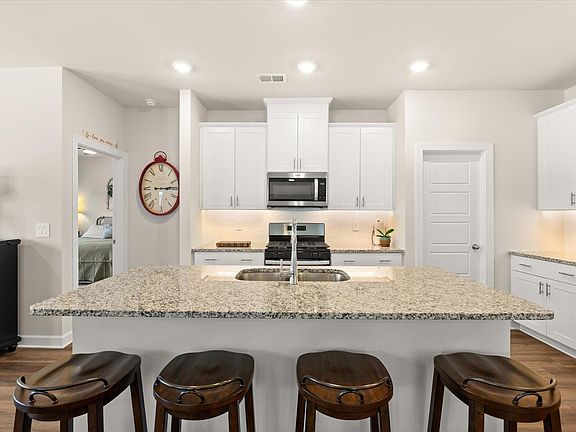 3rd image of 135 Lavinia Cir