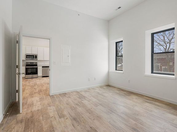 4th image of 402 Main St #202