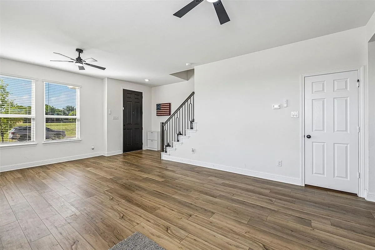 3 bed, 3.0 bath, 2752 sqft, $2,600 — Photo 3
