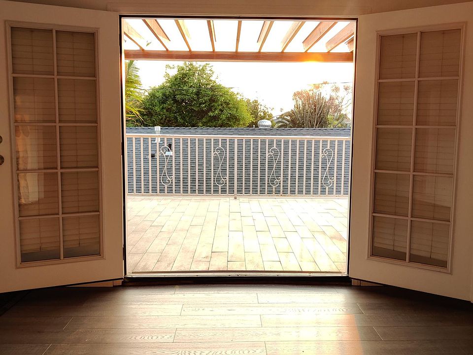 Entrance / Balcony