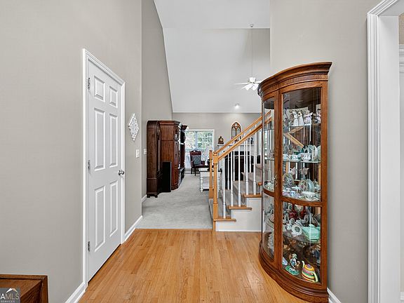 4th image of 504 Edgefield Way