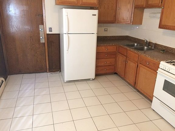 3rd image of 8740 W Berwyn Ave Unit 2N