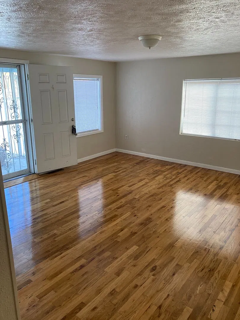 Charming 2 Bedroom Home - Near Englewood Schools — Photo 2