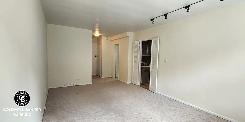 Rented by Coldwell Banker Warburg | media 2
