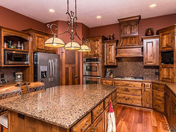3rd image of 1004 E Covey Cir