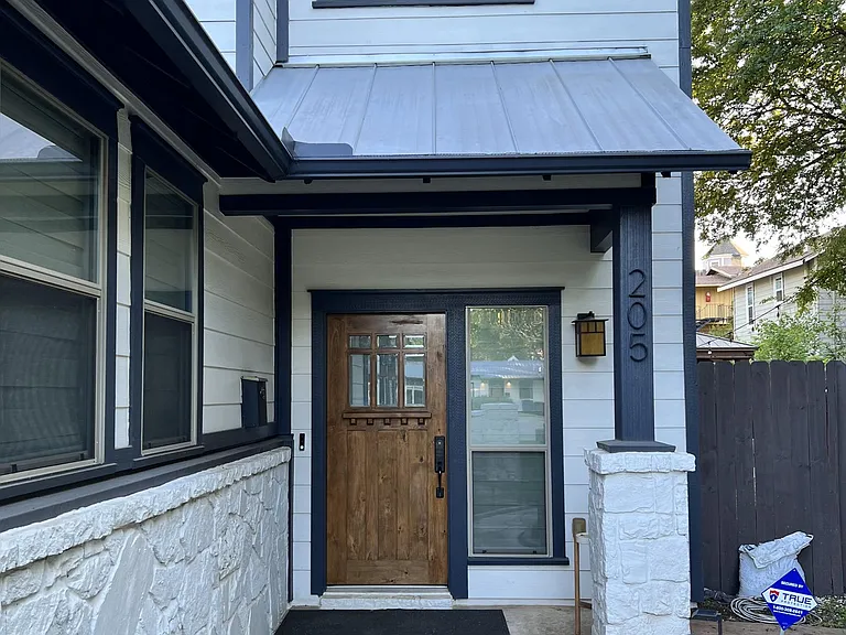 205 E 33rd St — Photo 3