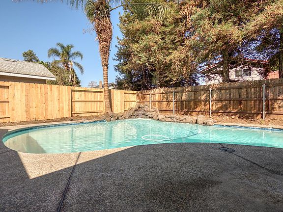 3rd image of 1621 Davis St