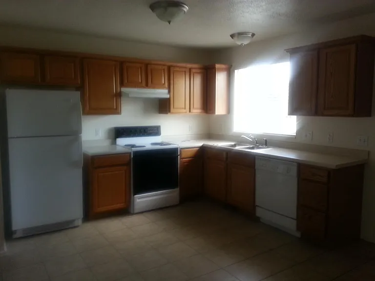 498 W 200 N — Photo 2