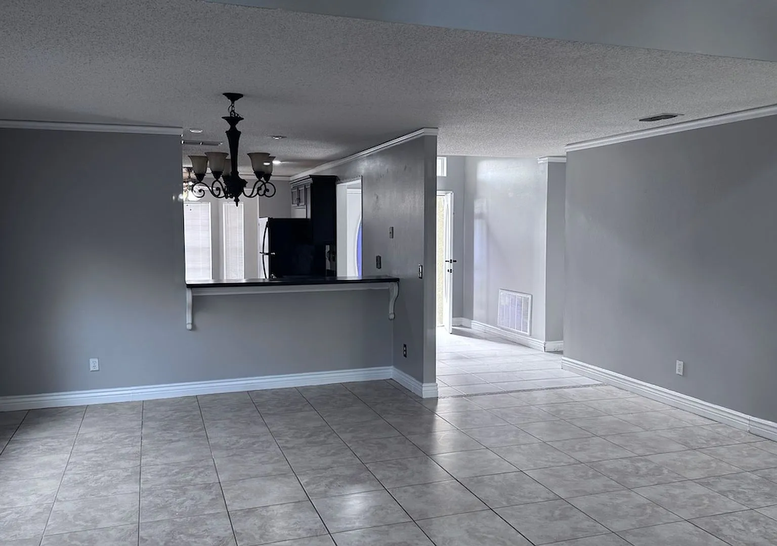 Spacious 3/2.5 Home in River Ridge with Pool in East Orlando — Photo 3