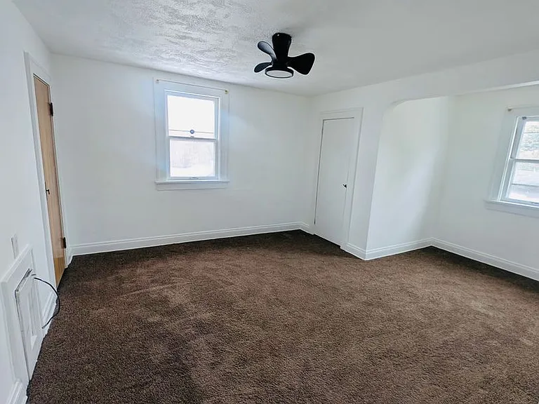 A charming 3-bedroom, 1-bathroom in Maple Heights — Photo 9