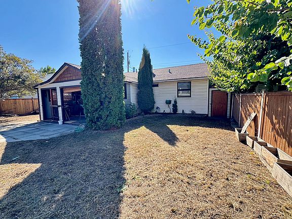 4th image of 223 Larch Ave