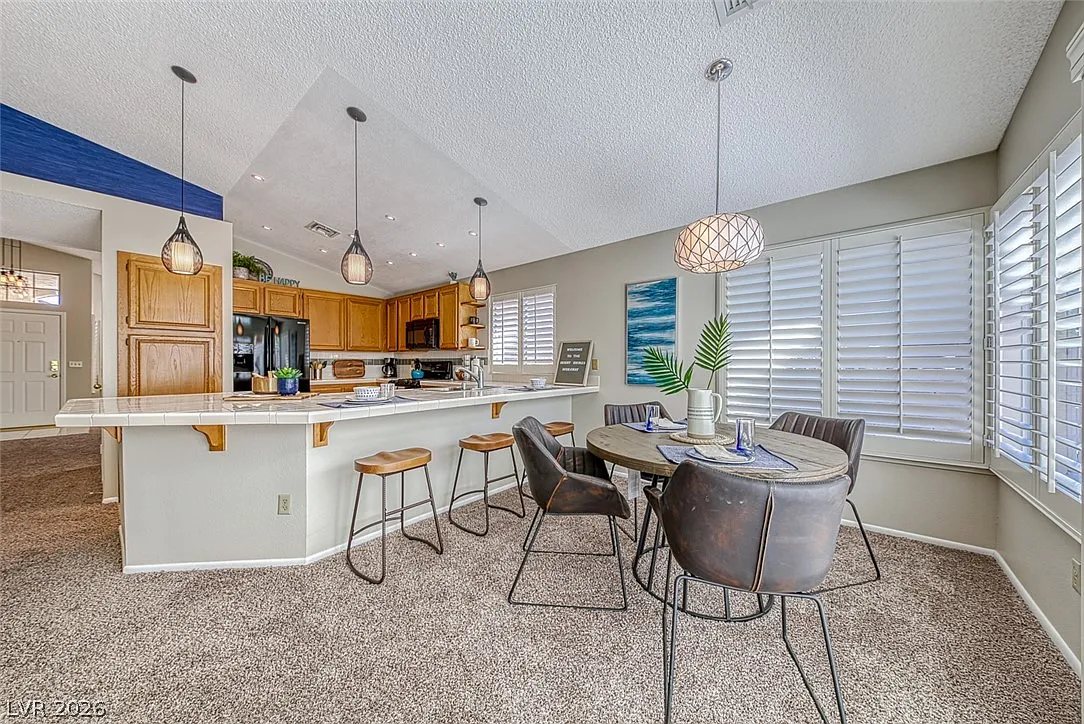 3 bed, 2.0 bath, 2036 sqft, $3,000 — Photo 3