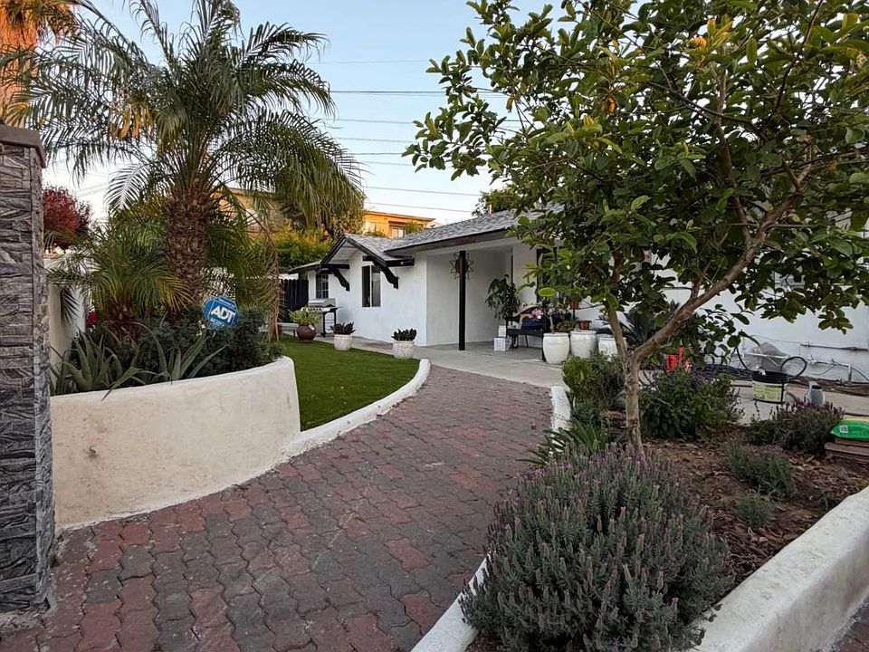 2nd image of 11850 Glamis St