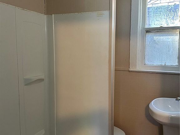 4th image of 27 Moselle St