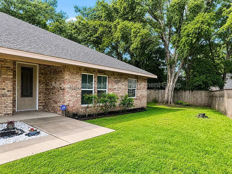 598 Emerald Ln — Photo 3