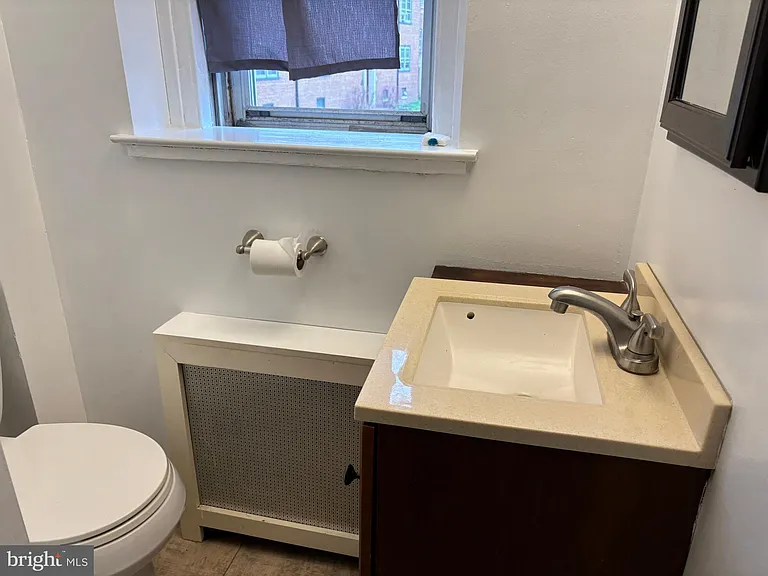 676 Perth Pl #B — Photo 12