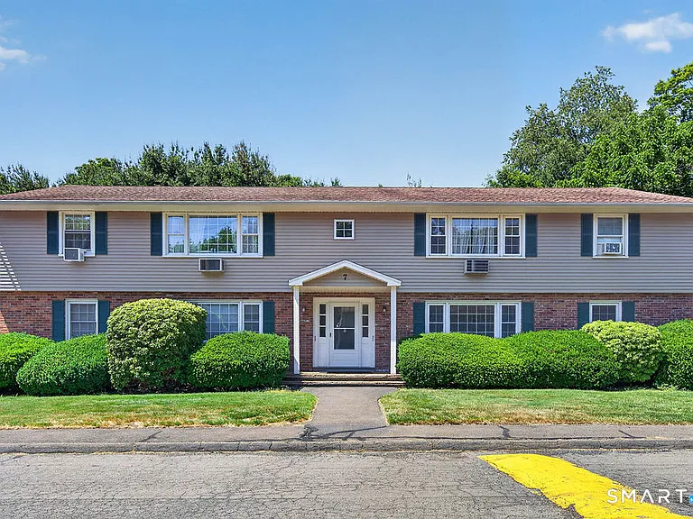 1789 Foxon Rd #7D — Photo 1