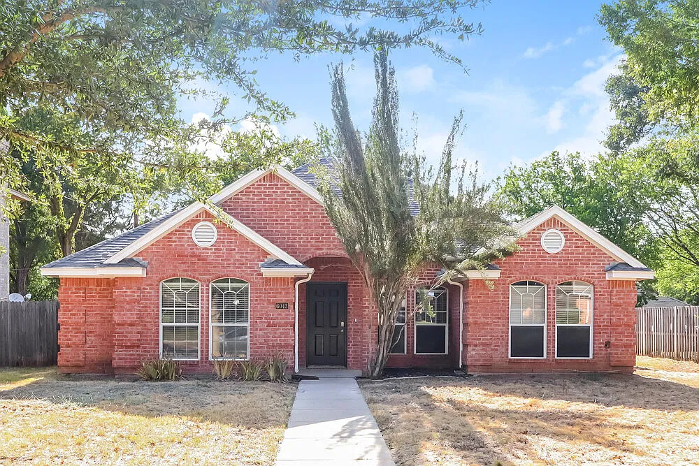 3 bed, 2.0 bath, 1660 sqft, $3,290 — Photo 1