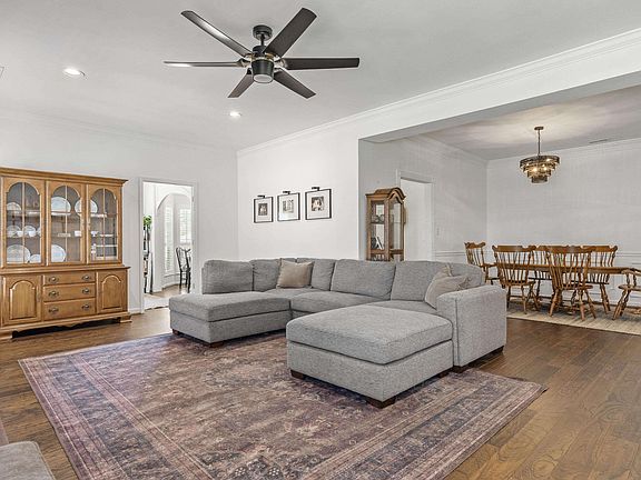5th image of 398 Calumet Way